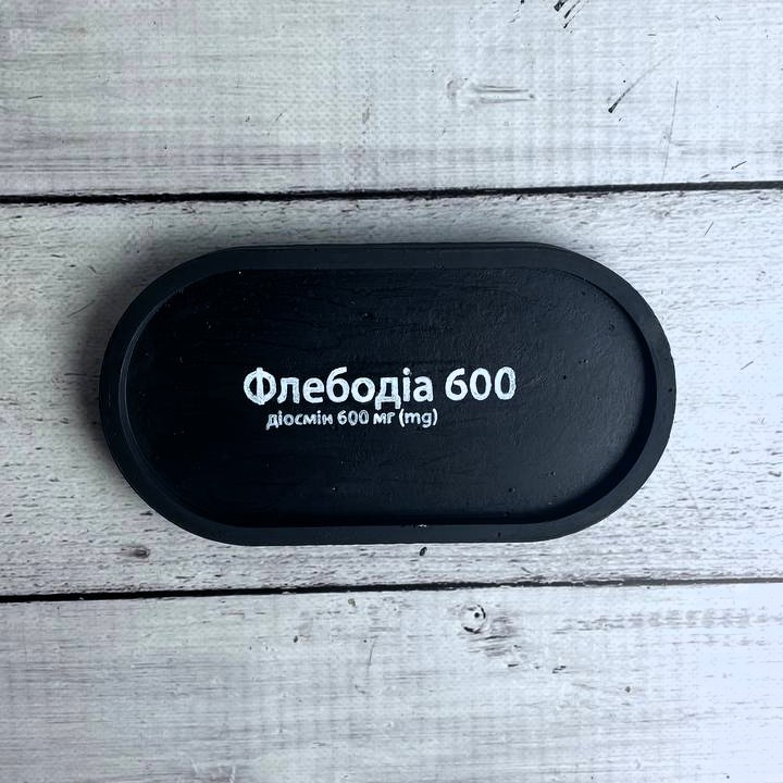 Гипсовая подставка с логотипом бренда Фирменная подставка из гипса с нанесённым логотипом препарата бренда